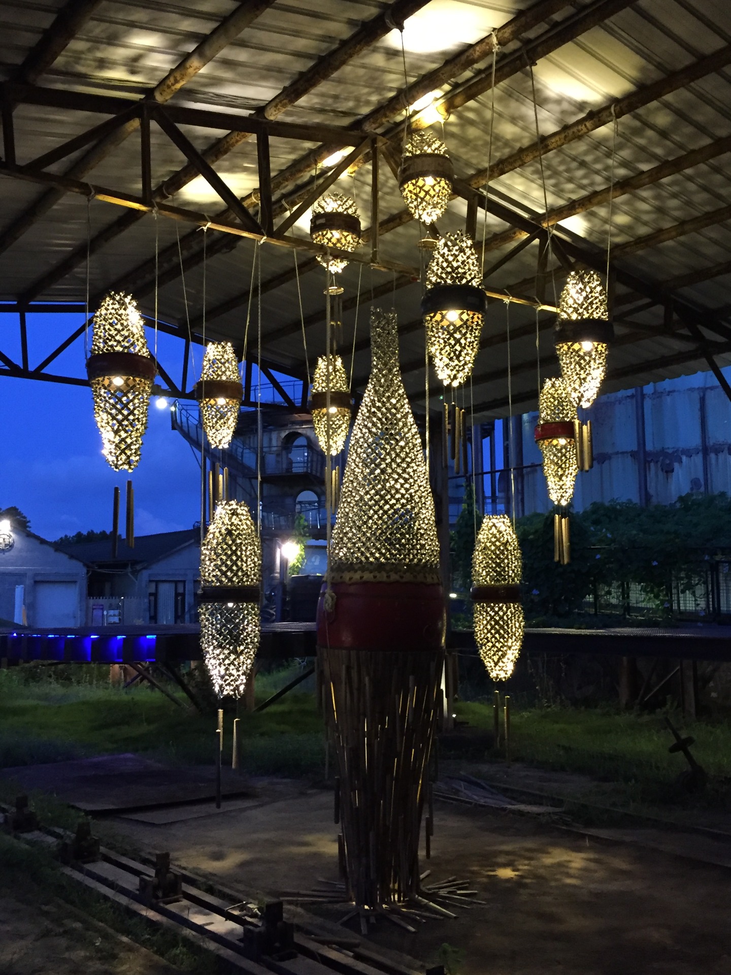 蛻變，2018，依場地，複合媒材（"Metamorphosis," 2018, dimensions vary depending on the location, medium: mixed media.）