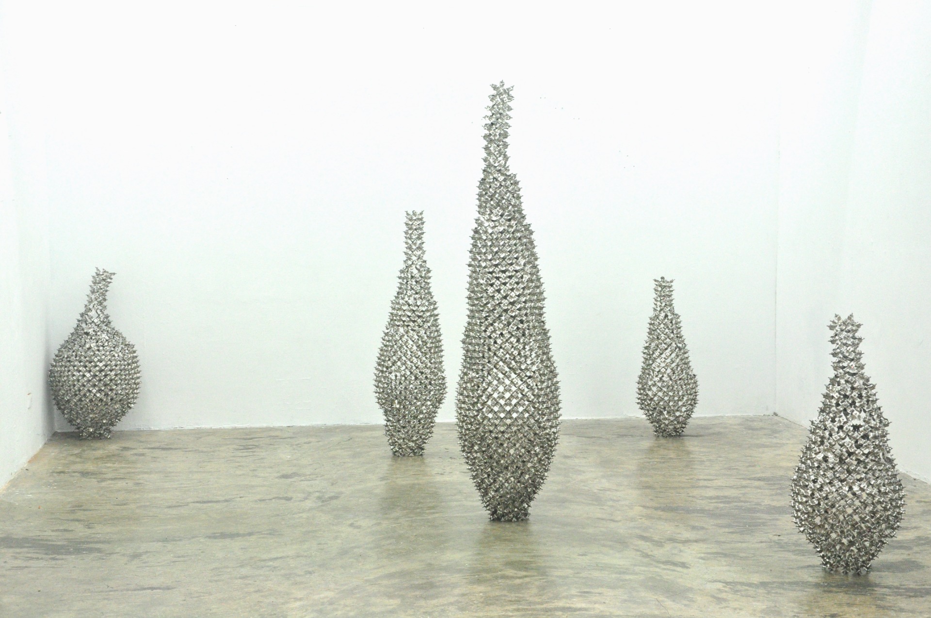 模式，2022，依場地，白鐵（"Pattern," 2022, dimensions vary depending on the location, medium: white iron.）
